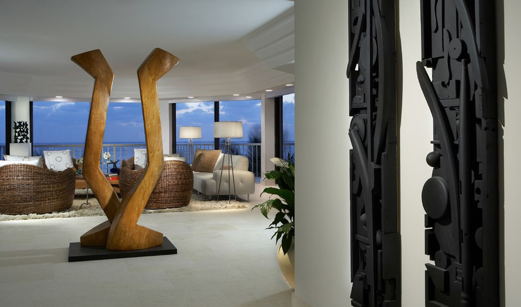 Le séjour de cet appartement moderne offrant une vue panoramique sur la plage séjour spacieux design élégant belle demeure luxe