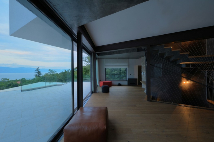 Terrasse au-dessus de l’entrée principale de cette maison originale séjour maison secondaire d'architecte