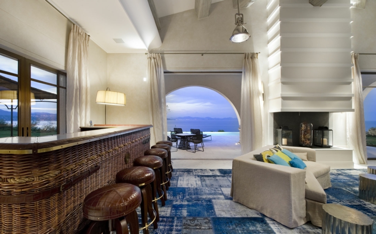 Côté bar et vue sur la piscine à débordement villa de vacances exquise saint tropez