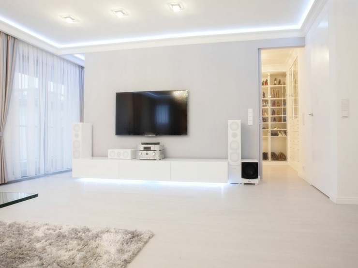 Coté télévision avec écran plat et home cinéma bel appartement intérieur design élégant