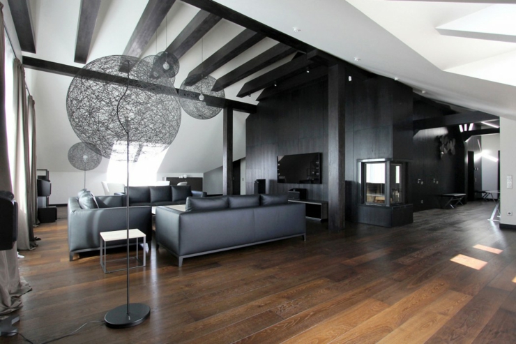 Grande pièce de vie en noir et blanc dans cet appartement moderne bel logement de ville dans les combles