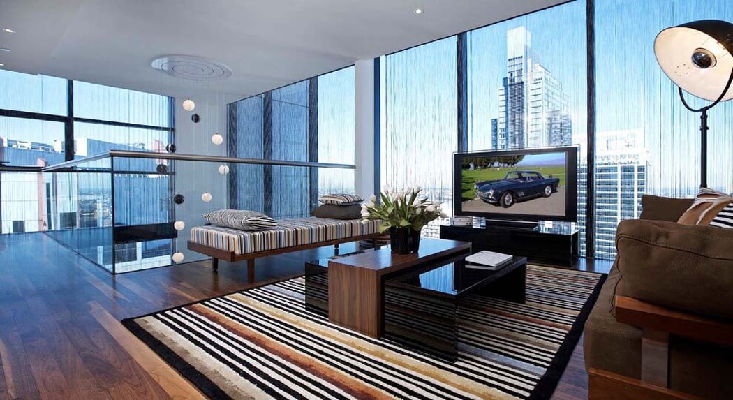 Penthouse luxe à la façade vitrée permettant d’admirer un paysage panoramique sur la ville confortable mobilier pour regarder la télé