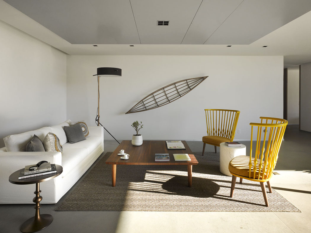 Petit salon de lecture dans l’esprit minimaliste et un brin rétro d’antan ameublement intérieur maison neuve architecte