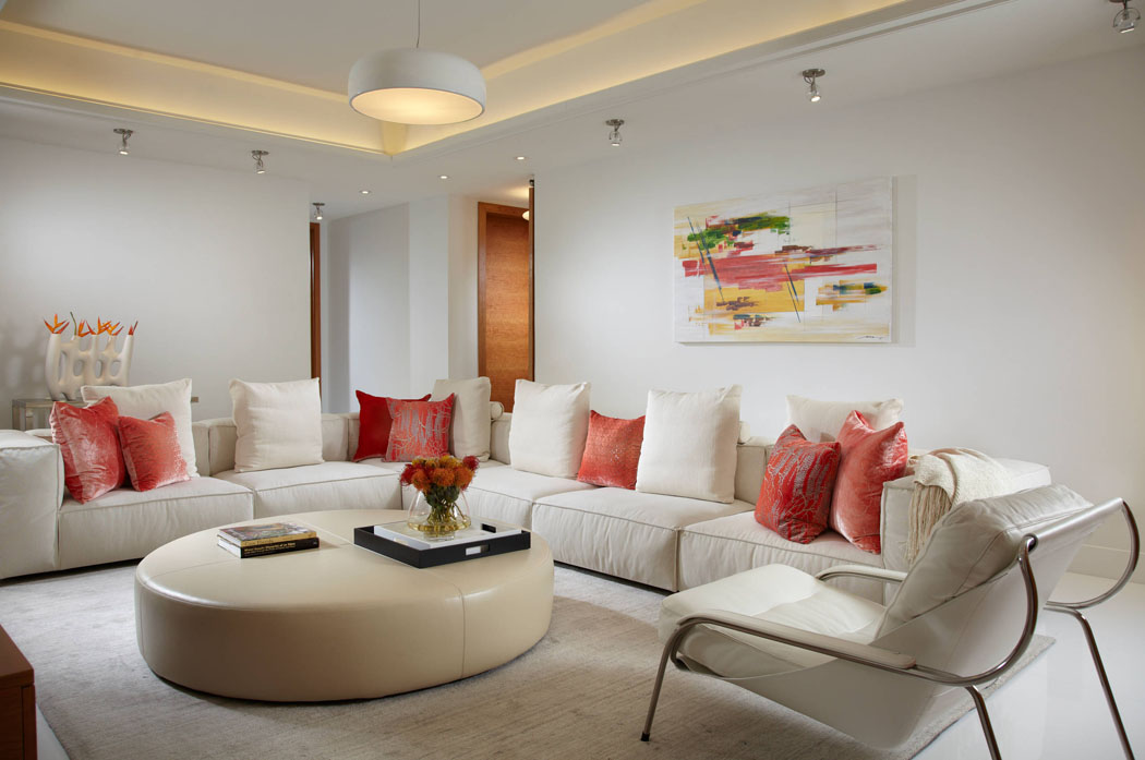 Le séjour de cet appartement luxueux au design chic avec un grand canapé d’angle de tout confort appartement de standing logement secondaire séjour