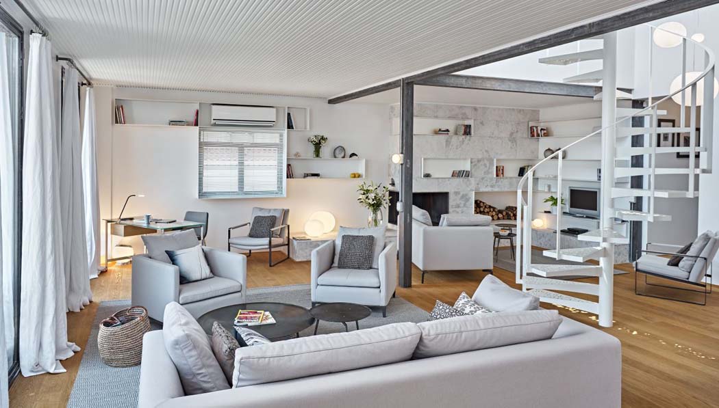 Coin bureau, séjour et salon de TV en gris à la décoration minimaliste et sobre petit appartement duplex en ville design moderne