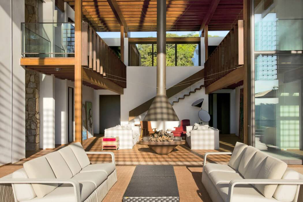 Cheminée au design moderne trônant au milieu du séjour de cette jolie résidence secondaire Ameublement moderne et luxueux séjour convivial