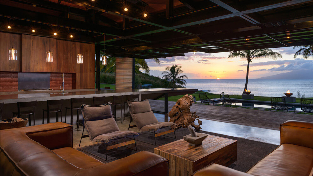 Intérieur en bois exotique avec grandes baies et vue sur la mer Séjour avec vue superbe sur la mer