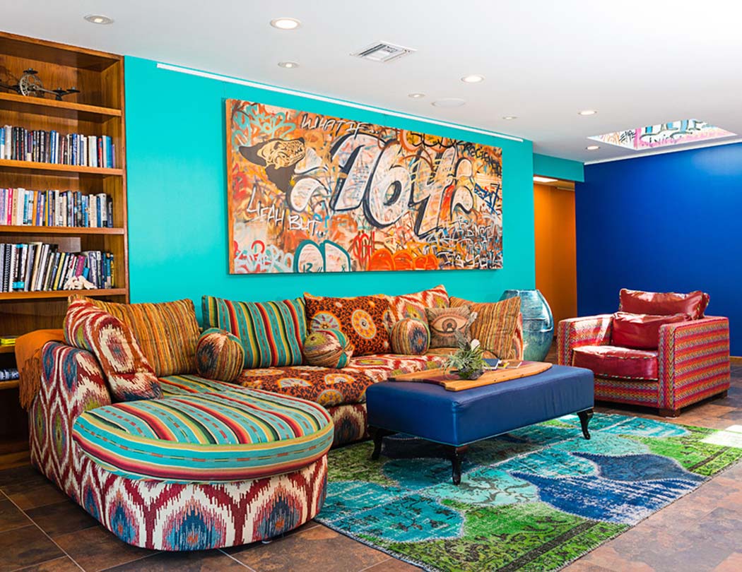 Le séjour tout comme le reste de l’intérieur affiche un caractère bien trempé et pleins de couleurs intérieur design séjour rustique éclectique folk