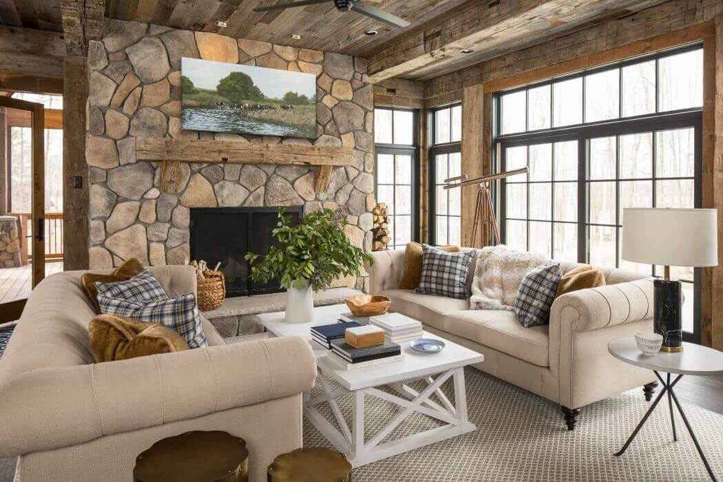 Intérieur rustique en bois authentique et pierre de cette belle maison de campagne familiale maison de campagne intérieur rustique pierre poutres apparentes