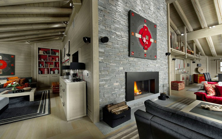 Cheminée et salon multimédia de cette résidence de haut standing chalet de ski alpin luxe courchevel