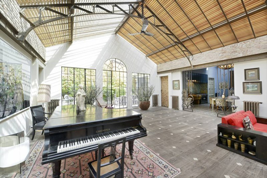 Piano à queue et un style intérieur inspiré par la luminosité d’un loft de ville Séjour spacieux propriété de prestige à Paris XI