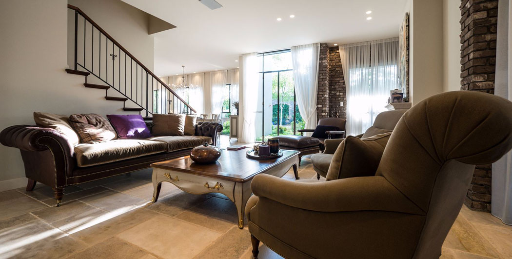 Le séjour de cette maison de charme rustique avec un canapé et des fauteuils confortables salon moderne maison familiale individuelle citadine