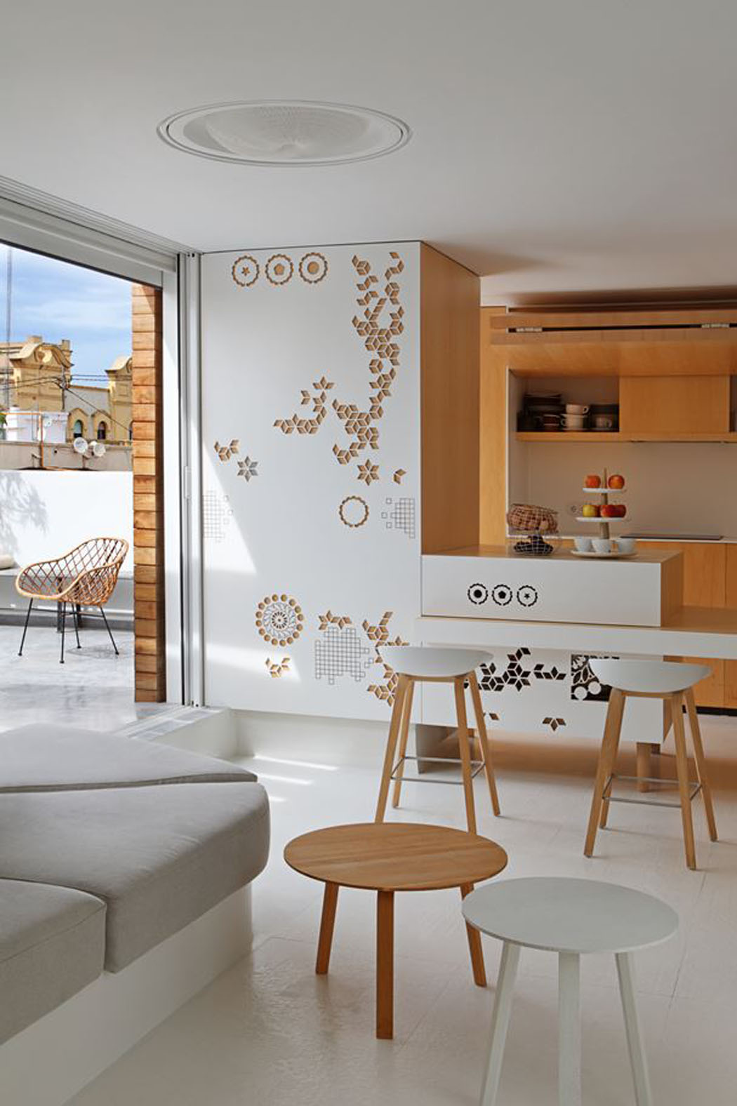 La pièce principale de ce petit appartement moderne au cœur de la ville salon séjour appartement rénovée luxe