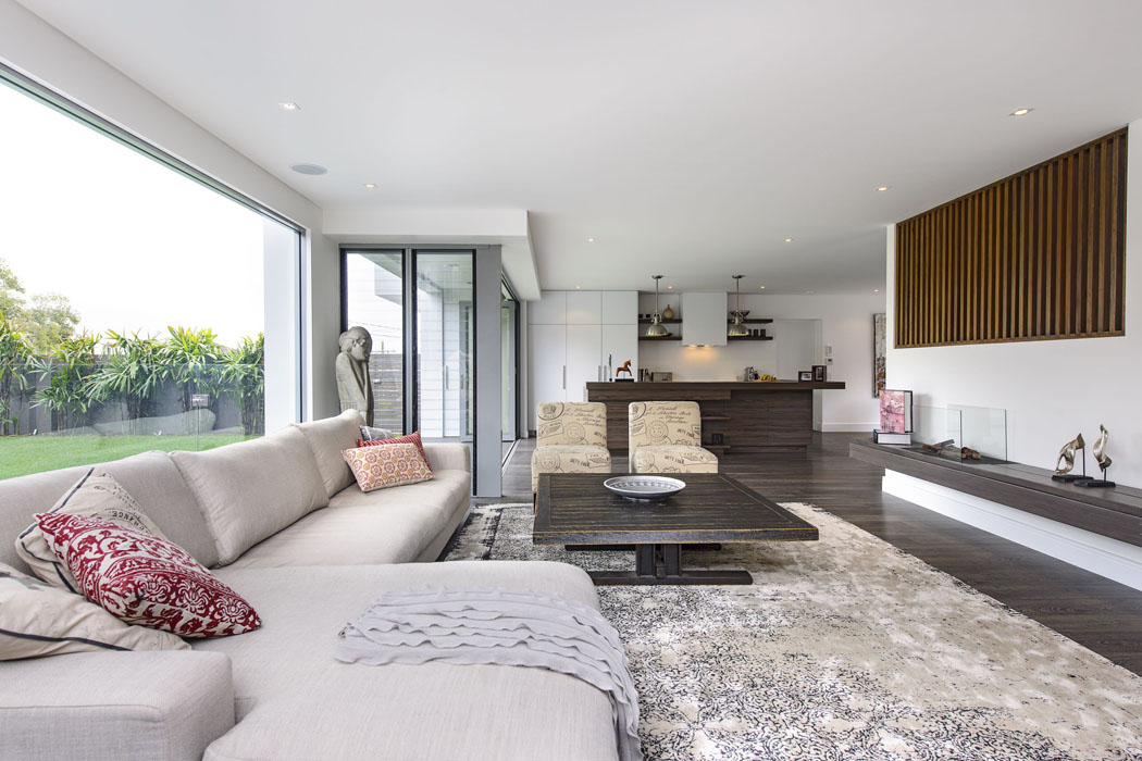 L’intérieur de cette maison design revêt des formes inhabituelles et est inondé par la lumière intérieur maison citadine architecture contemporaine