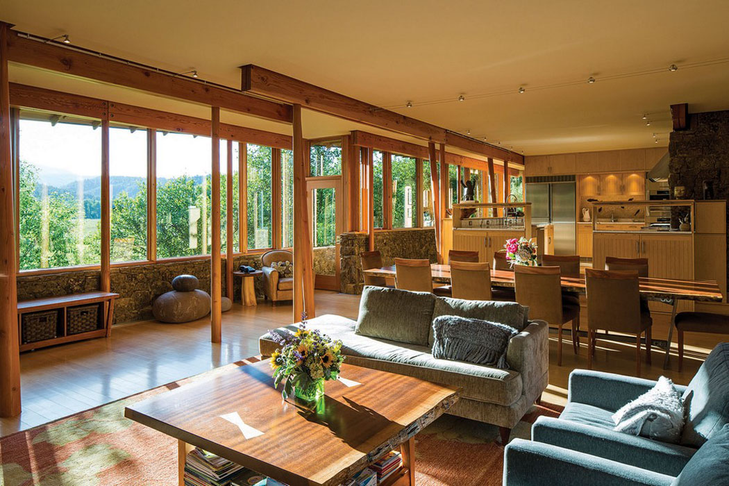 Séjour et salle à manger avec une vue imprenable sur le décor verdoyant environnant séjour belle maison secondaire de vacances
