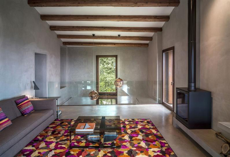 Intérieur de cette maison ancienne rénovée en béton ciré et poutres apparentes Le séjour de cette maison ancienne rénovée