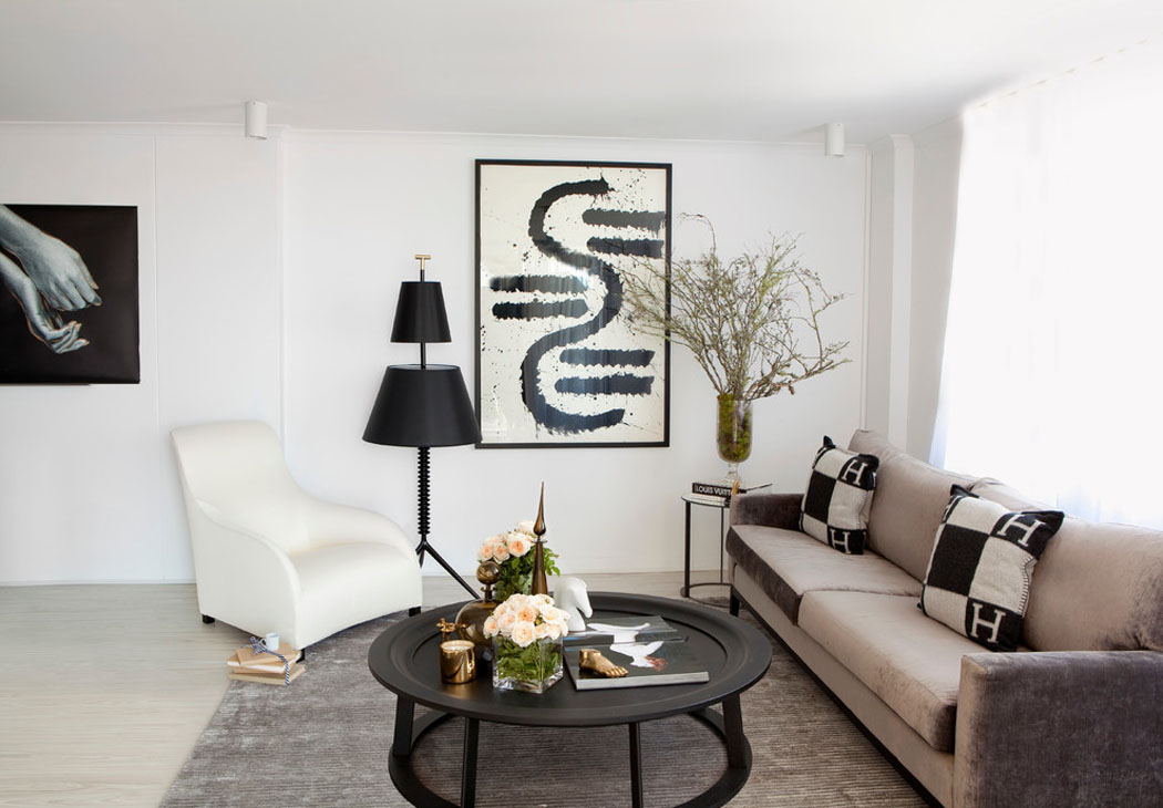 Un agréable séjour ou le blanc et le noir sont mariés de manière très classique ameublement luxe petit appartement de ville