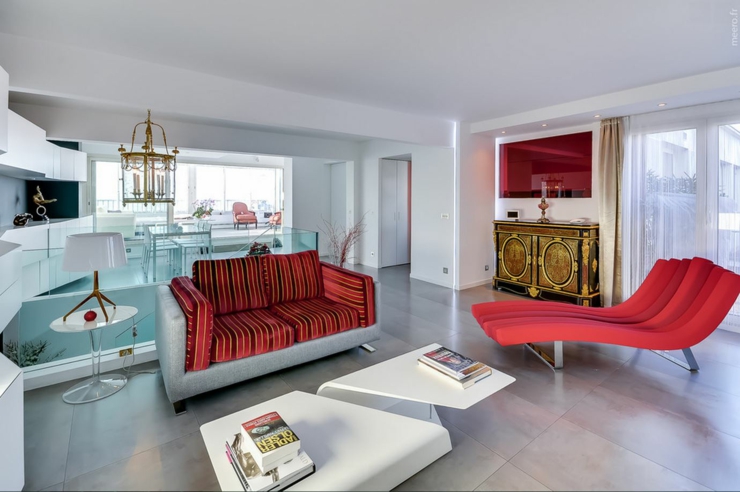 Le séjour au design moderne se trouve au deuxième niveau mobilier design luxe duplex paris