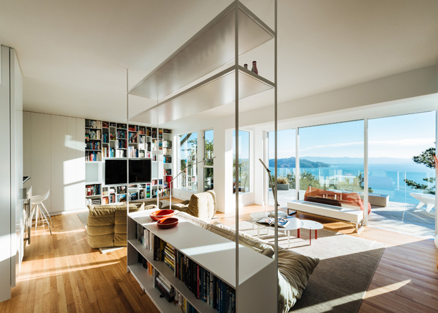 Vue imprenable sur la mer depuis cette maison moderne