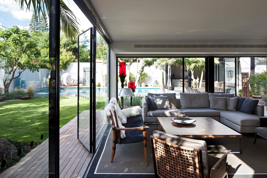 L’intérieur de cette maison de ville aux accès faciles donnant sur le jardin grandes baies vitrées pavillon de ville