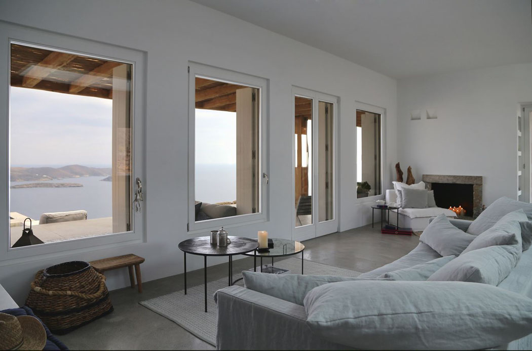 La pièce principale de cette villa côtière a été bâtie avec de nombreuses ouvertures donnant sur la mer intérieur au design minimaliste villa de luxe