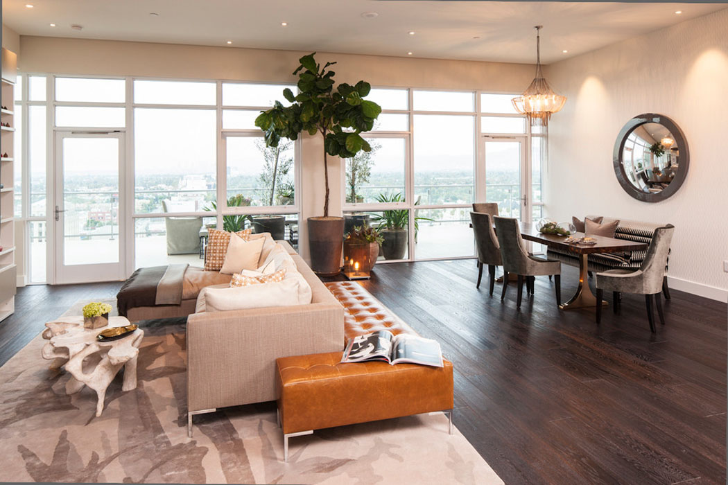 L’assise en forme de L permet de se sentir à l’aise et d’engager une conversation peu importe où se trouve le interlocuteur mobilier contemporain donnant sur terrasse avec vue