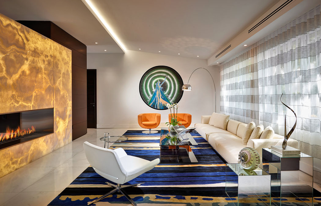 Le séjour principal avec une cheminée moderne et accents déco éclectiques séjour salon contemporain design luxe
