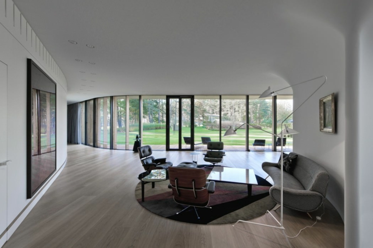 Séjour minimaliste avec vue imprenable sur le terrain verdoyant séjour maison archi contemporaine