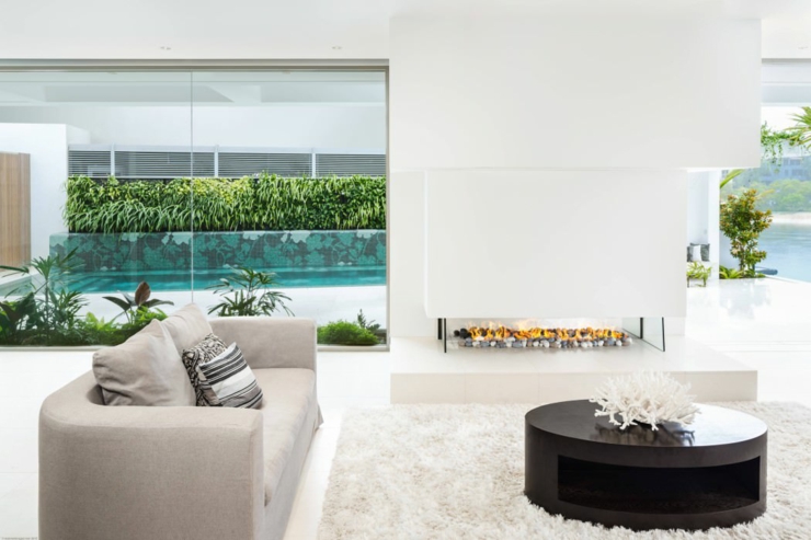Séjour de cette résidence élégante d’un blanc étincelant maison de luxe moderne séjour en blanc