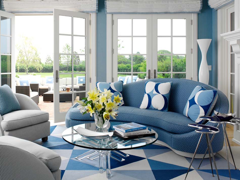 Une partie du séjour donnant sur une belle terrasse à l’ameublement en rotin séjour principale bleu et blanc déco