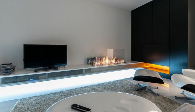 Cheminée moderne intégrée dans le meuble bas du séjour cheminée design moderne intégrée meuble TV