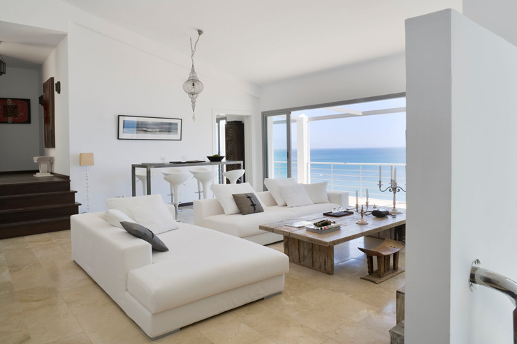 La pièce principale de vie de cette belle villa de vacances exotiques séjour au mobilier design et chic