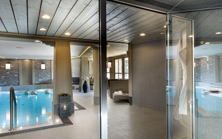 Espace spa et détente autour de la piscine chauffée spa centre villa rustique de luxe courchevel