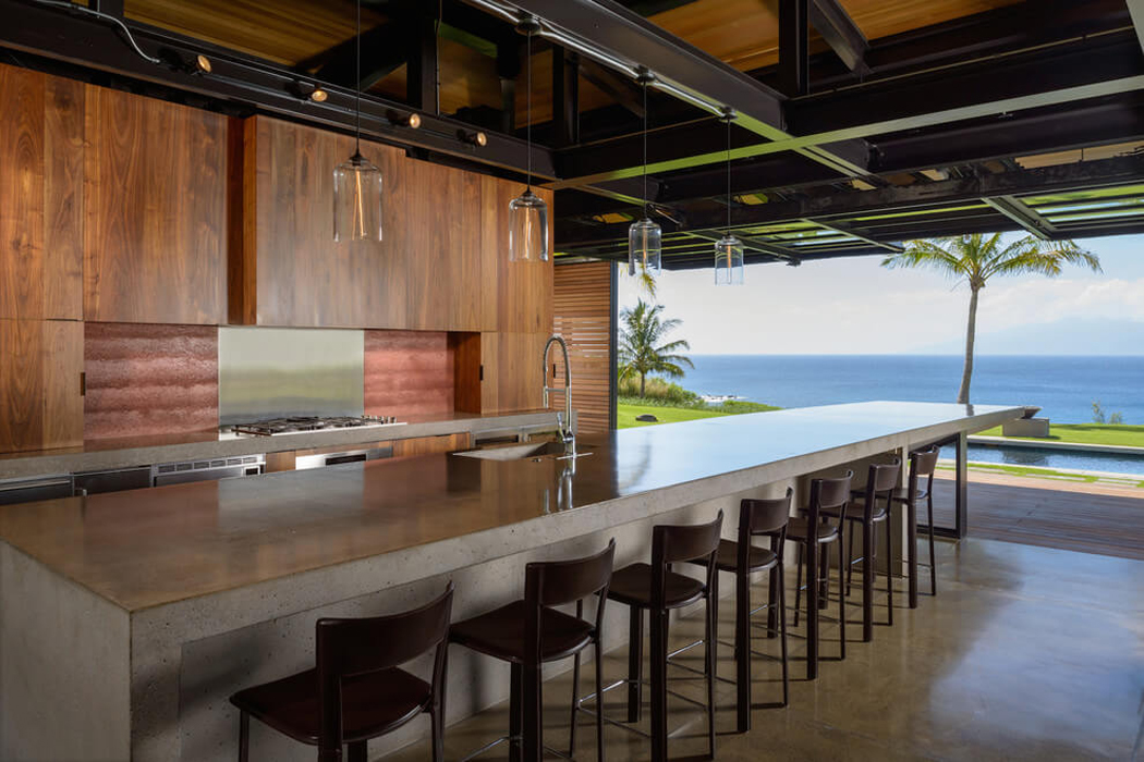 Spacieuse et luxueuse cuisine donnant sur le jardin et l’eau Cuisine avec vue superbe sur la plage