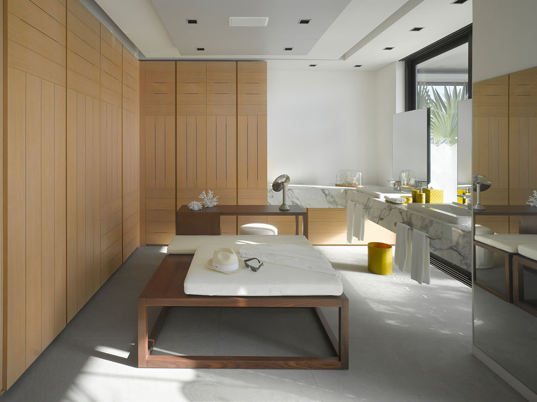 Belle salle de bains spacieuse en marbre blanc, noyer véritable et béton grande salle de bain design luxe