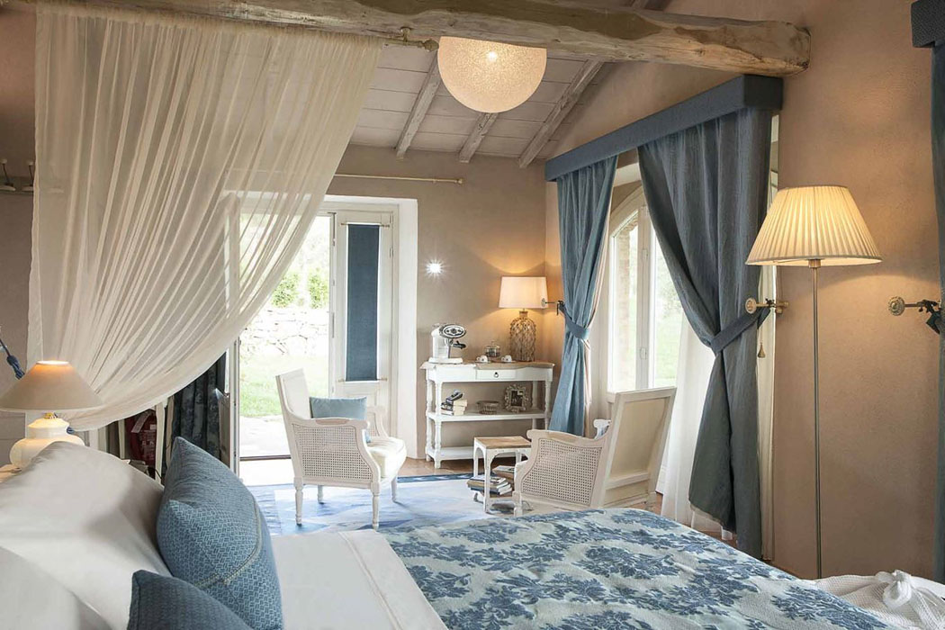 Une suite claire aux accents rustiques et à la décoration sobre en blanc et bleu grande suite hôtel boutique toscane italie design rustique