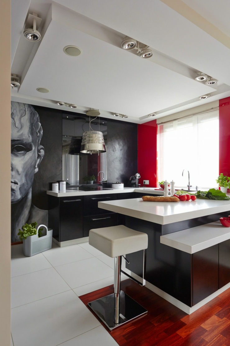 Appartement citadin à la déco maison très tendance cuisine aux placards intégrés noirs