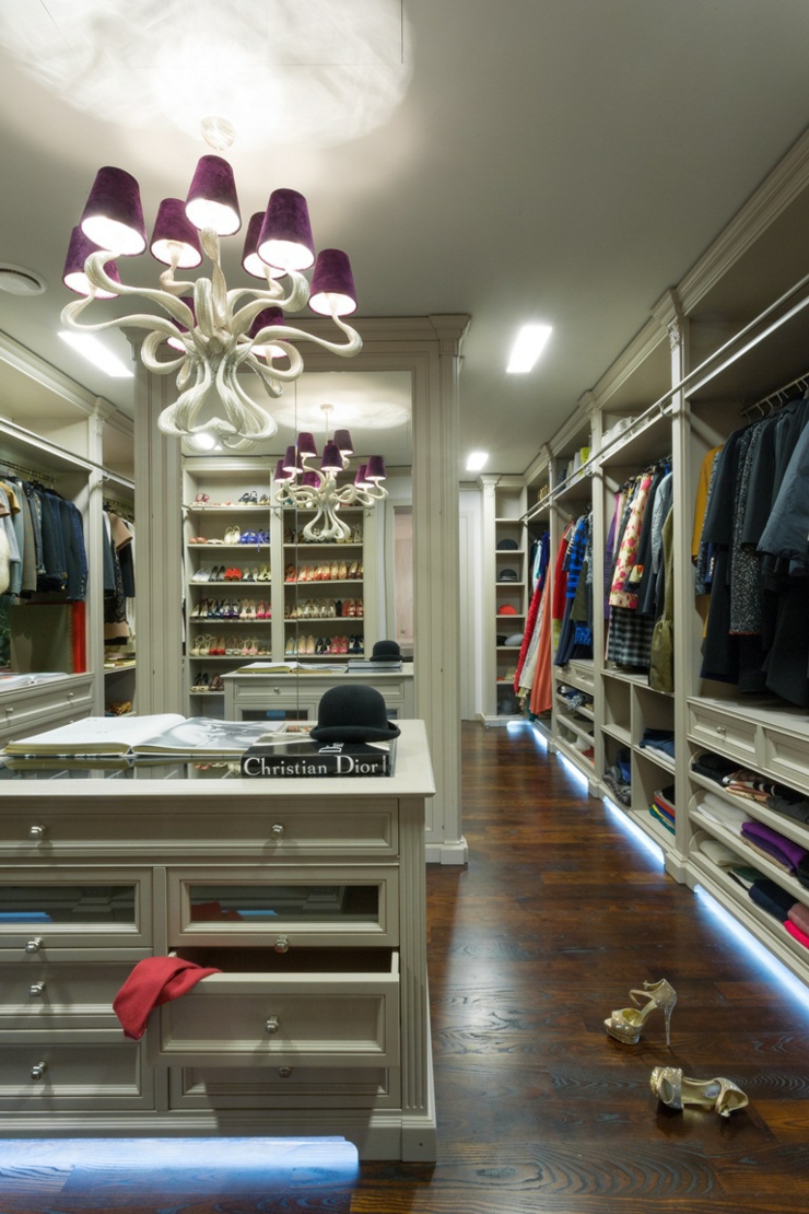 Vaste dressing de la maison de luxe grande spacieux dressing de luxe