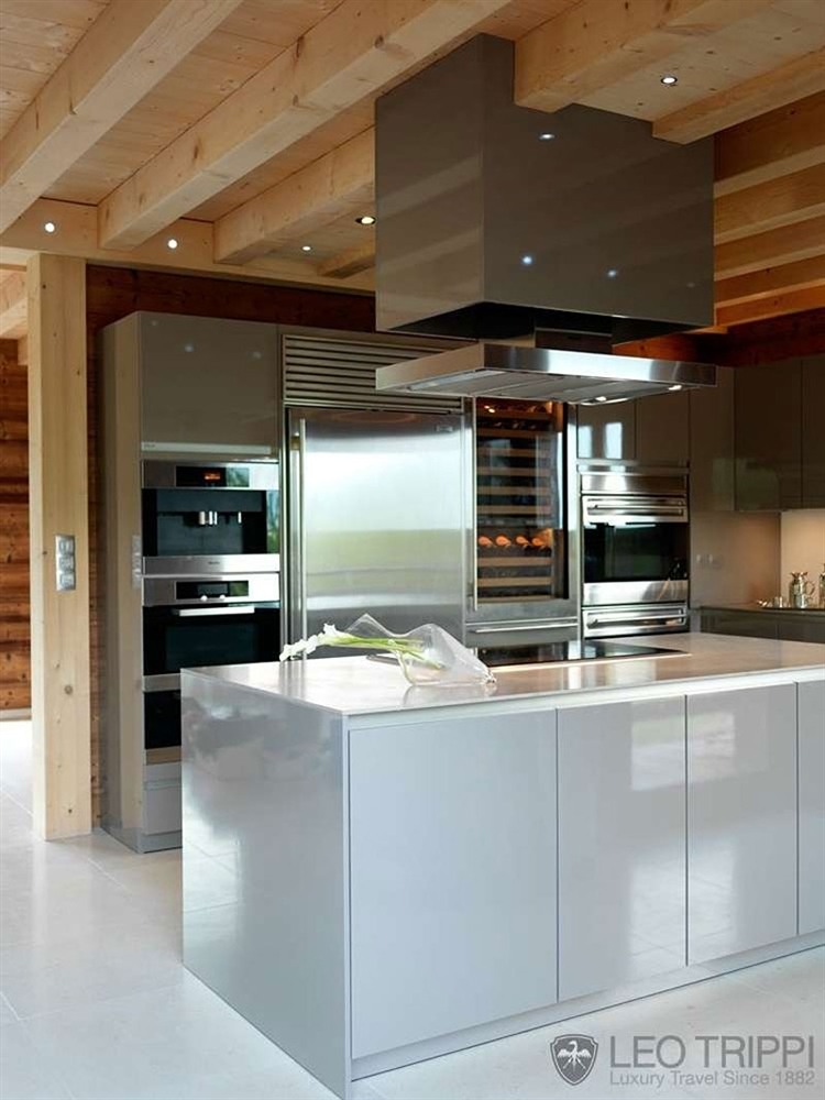 Chalet en bois aux commodités de la vie moderne cuisine design rustique et chic