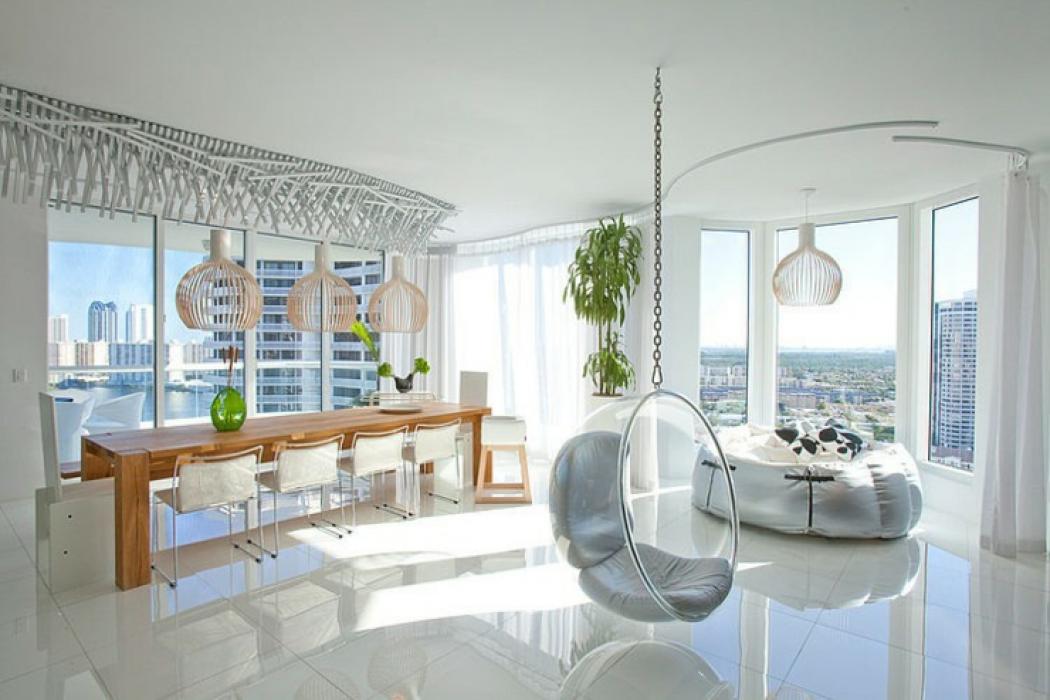 La pièce principale de vie de cet appartement de ville appartement moderne intérieur de ville floride
