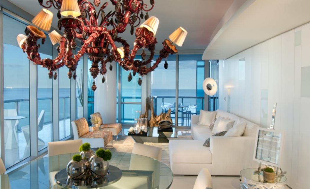 Séjour de cet appartement de luxe avec vue panoramique sur l’eau design intérieur moderne appartement