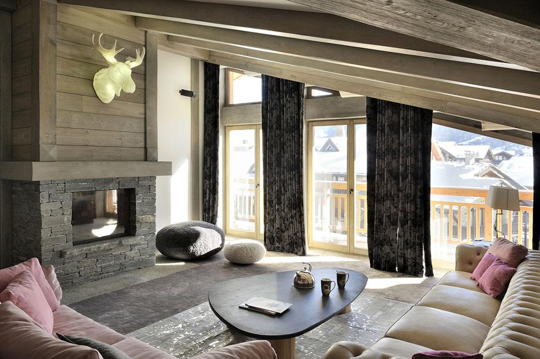 Séjour spacieux de cet appartement de vacances avec vue sur les pistes skiables Design intérieur élégant rustique avec vue