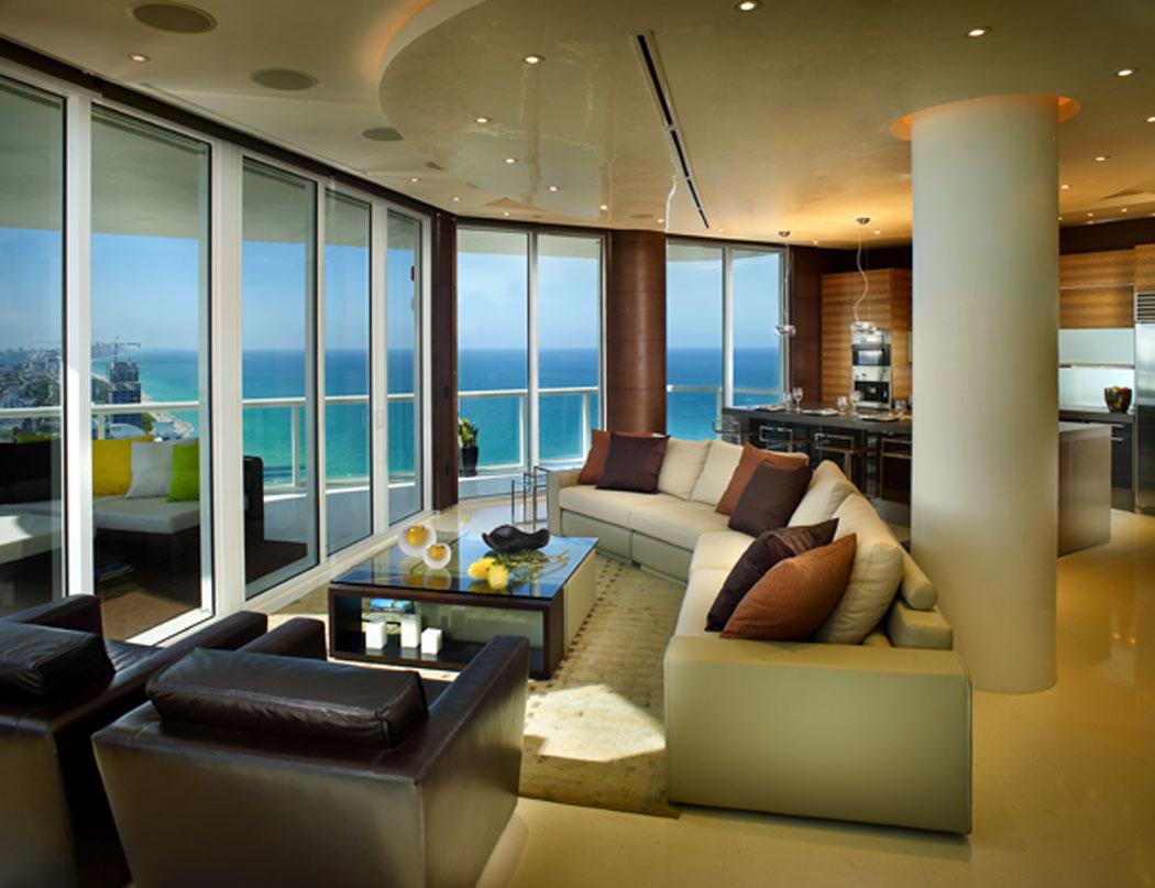 Baies vitrées et fenêtres de haut en bas dévoilant une vue magnifique sur la mer appartement de vacances design luxe