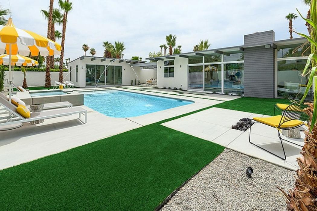 Espaces outdoor de cette belle demeure californienne maison de luxe piscine extérieure