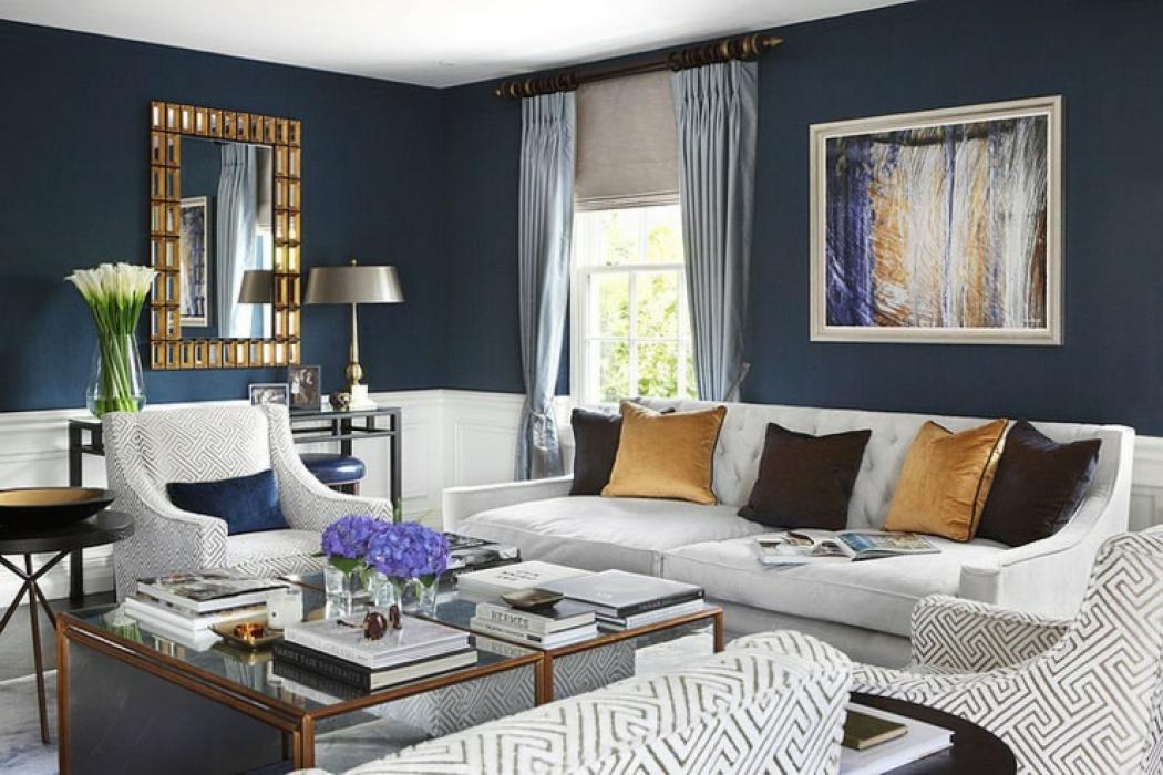Le séjour de cette belle maison britannique séjour living room bleu marin design original