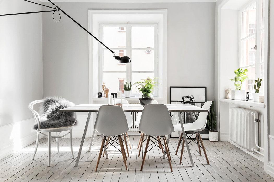 Superbe maison au design intérieur à la scandinave avec chaise « Charles & Ray Eames »