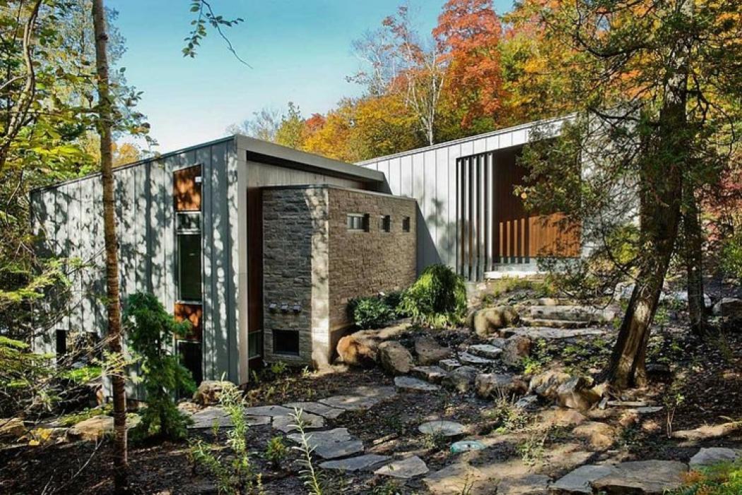 Le chalet en bois vue d’extérieur chalet de montagne au cœur de la nature