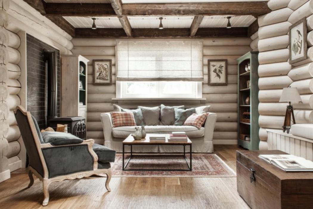 Datcha russe construite en bois brut Intérieur rustique bois massif