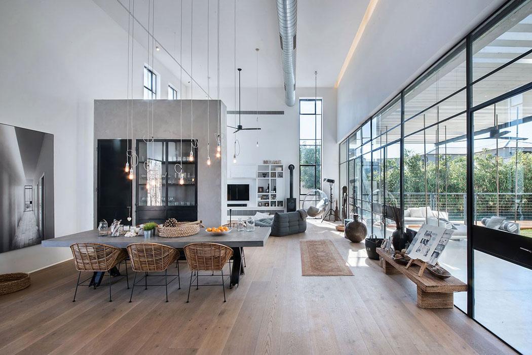 La pièce principale dans cette maison contemporaine israélienne design intérieur industriel et chic maison familiale