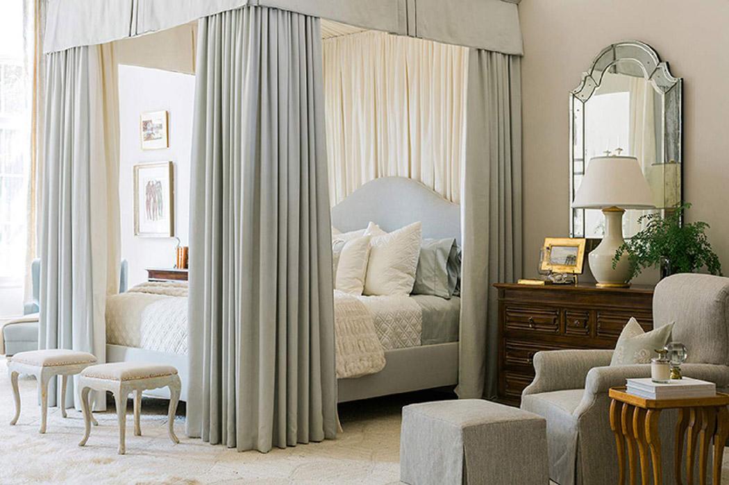 Une chambre à coucher à l’intérieur élégant et intemporel avec un lit à baldaquin lit à baldaquin moderne luxe design